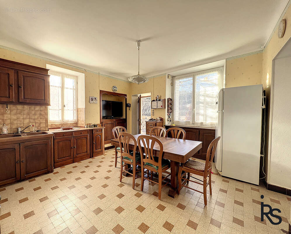 Une demeure rurale en 4 logements avec 6,34 ha de terrain et deux sources. - photo 8