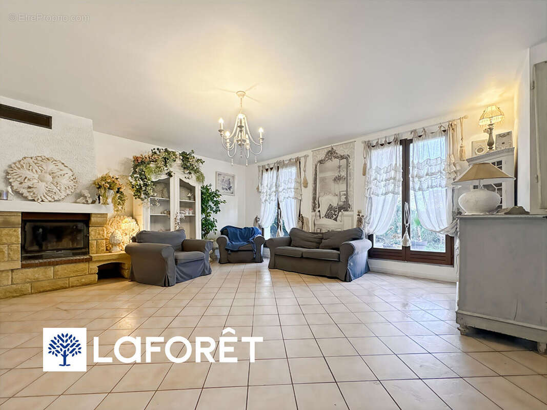 Maison à SAINTE-GENEVIEVE-DES-BOIS