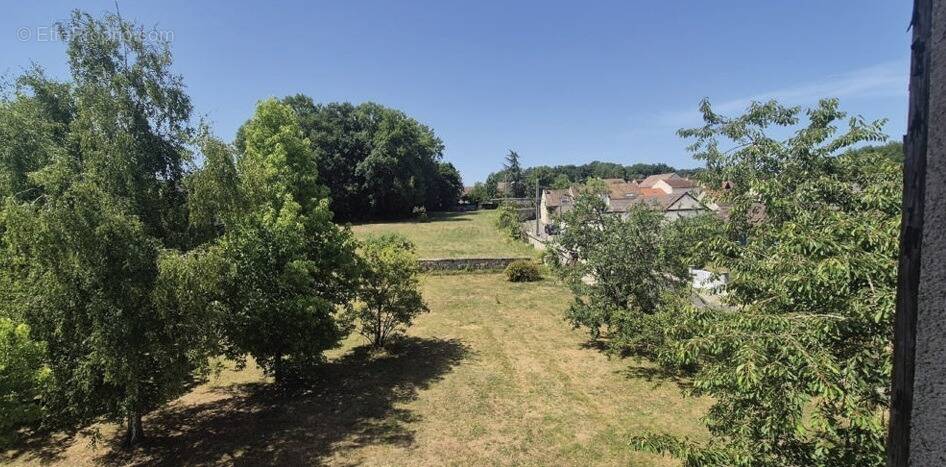 Terrain à MENNECY