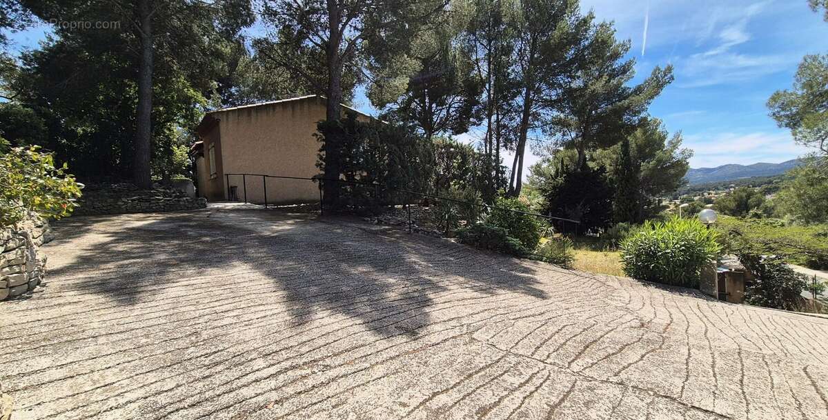 Maison à CEYRESTE