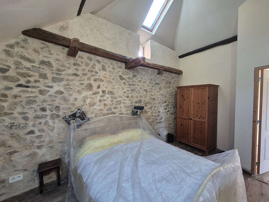 CORRÈZE. TREIGNAC. Maison en pierre avec 2 chambres. Vue imprenable. - photo 14