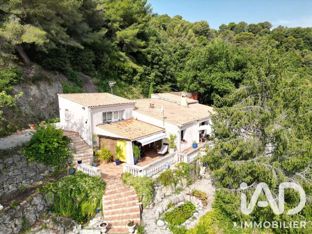 Maison 199 m² à Saint-Laurent-Du-Var  - photo 3