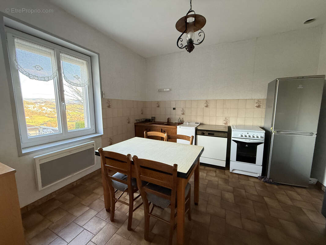 Maison à SAINT-GENEST-LERPT