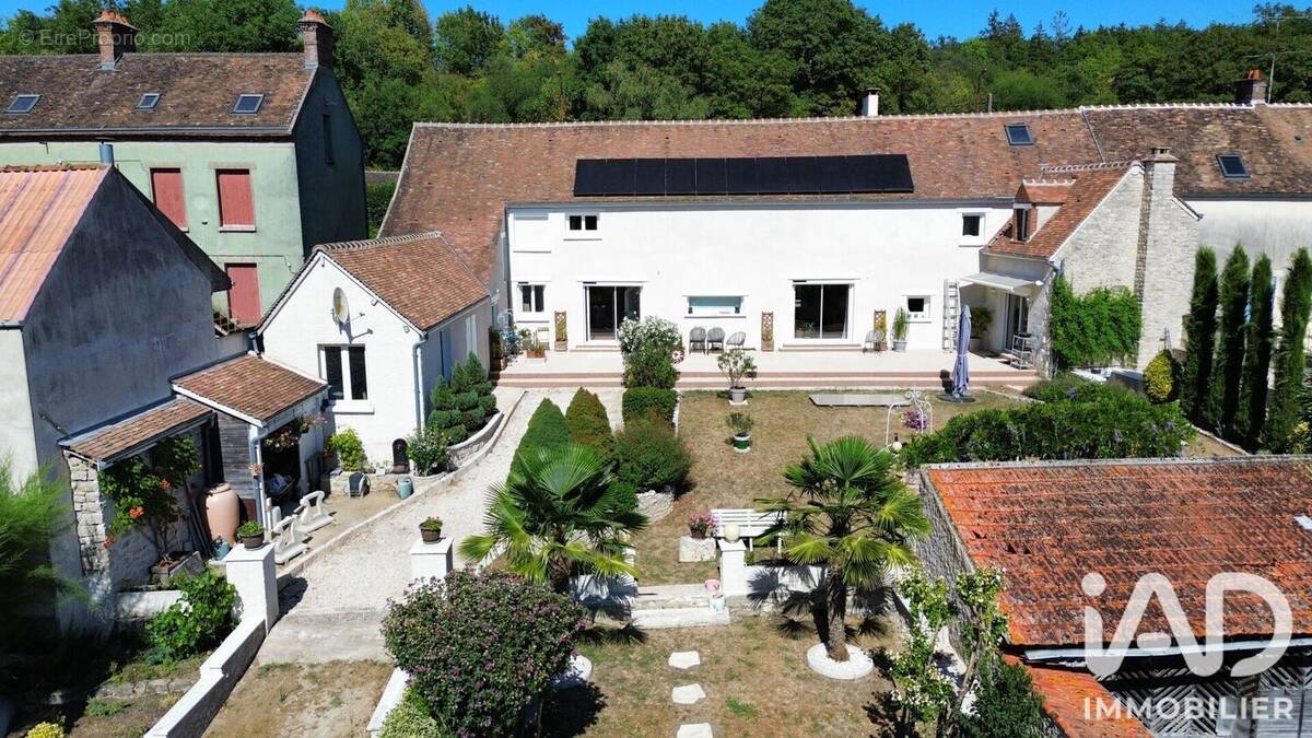 Maison 234 m² à Dordives  - photo 1