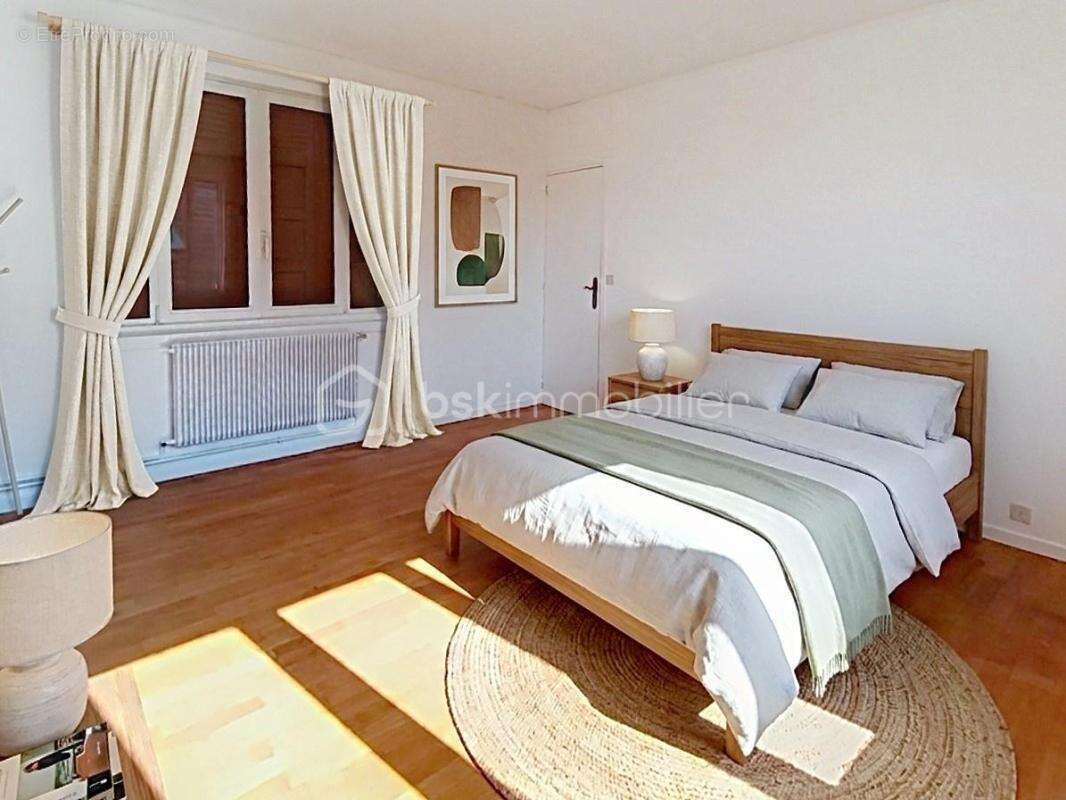 Maison à SAINTE-GENEVIEVE-DES-BOIS