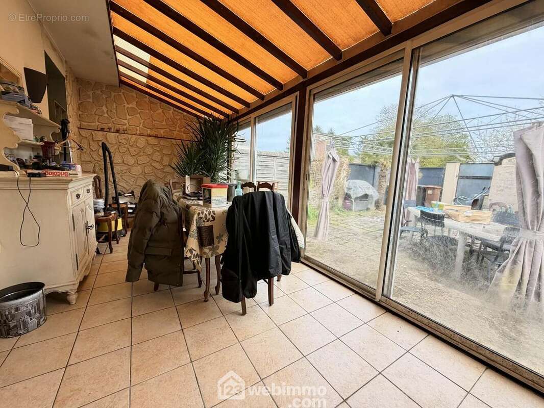 A ses cotés, l'espace salle à manger avec accès sur ... - Maison à AULNOIS-SOUS-LAON