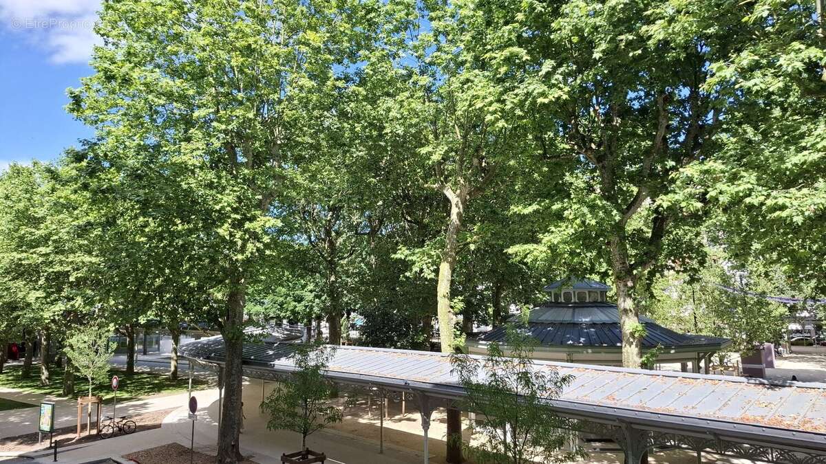 Vente à Vichy appartement 4 pièces de 113m² au 1er étage d'une résidence très recherchée avec ascenseur. - photo 2