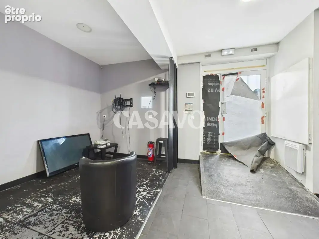 Local commercial de 77,7 m², bénéficiant d’une vitrine sur rue et d’un agencement offrant de nombreuses possibilités - photo 13
