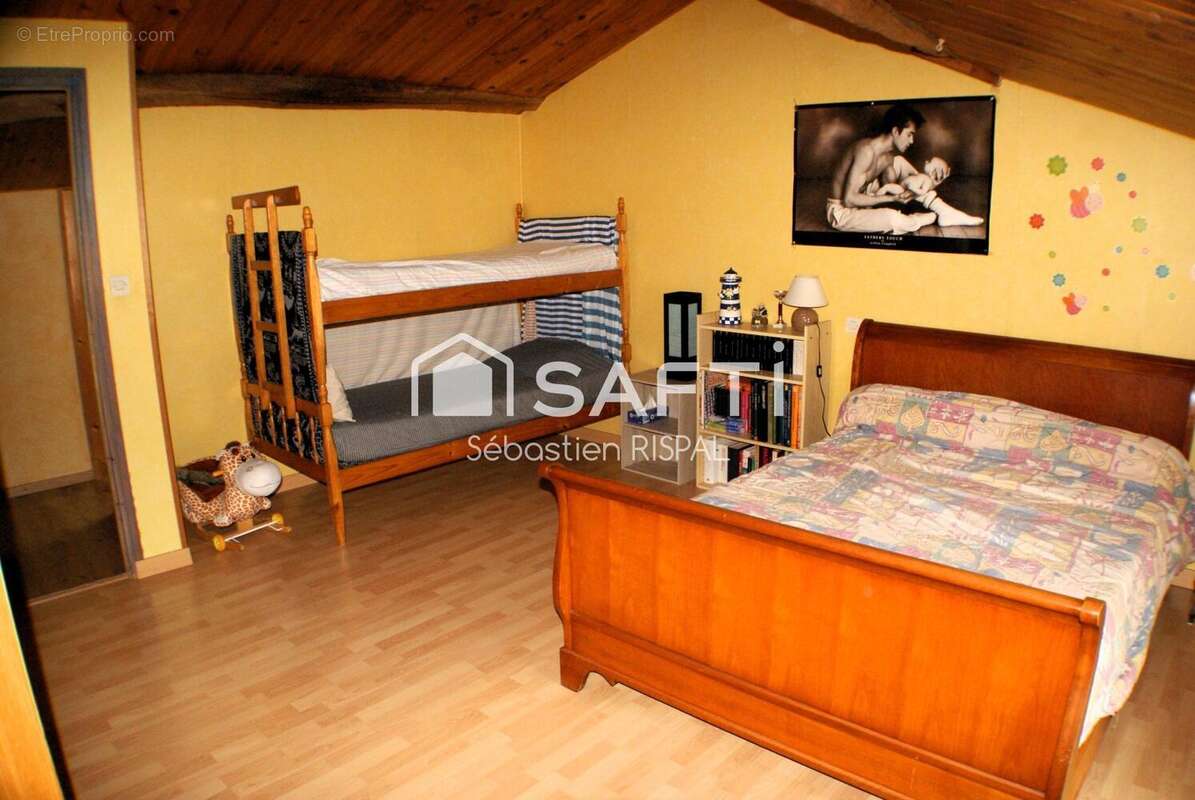 Maison 223 m² à Saint-Maurice-Le-Girard  - photo 6