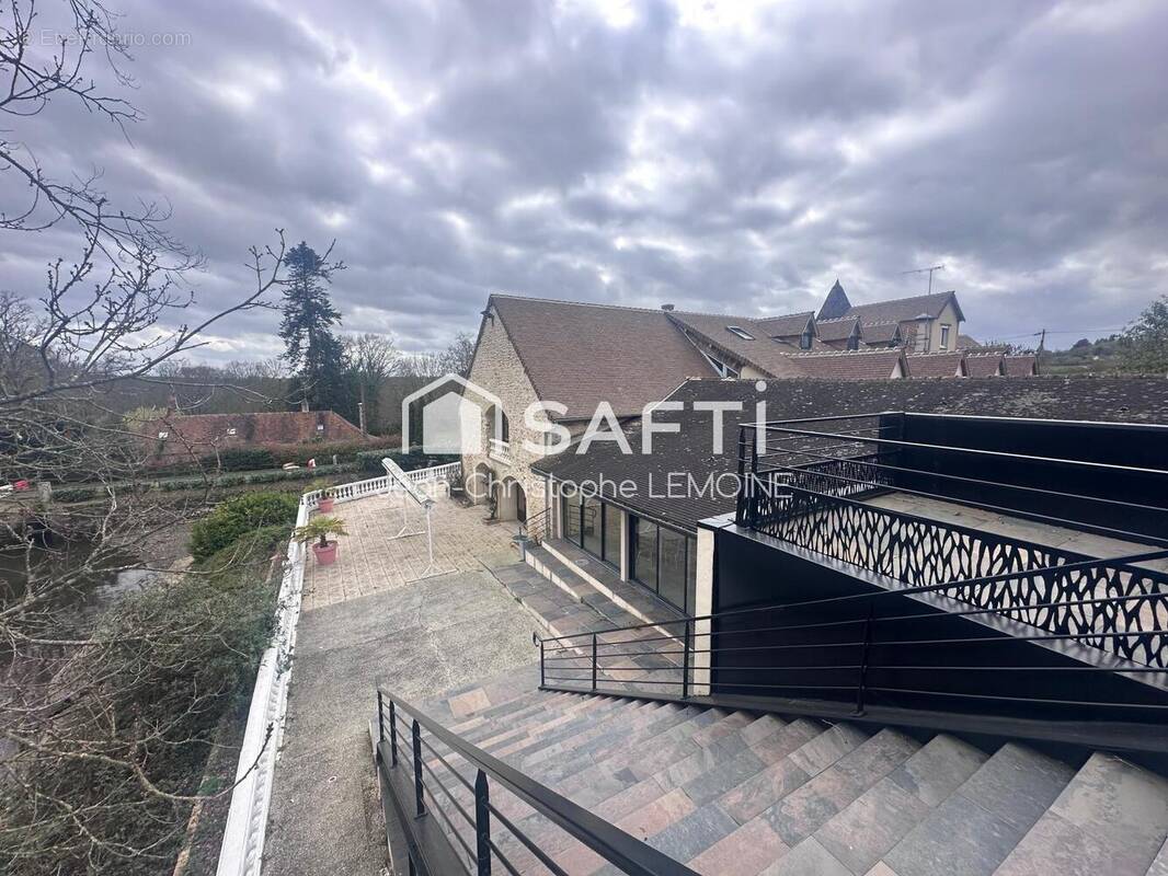 Photo 1 - Commerce à LAVAL