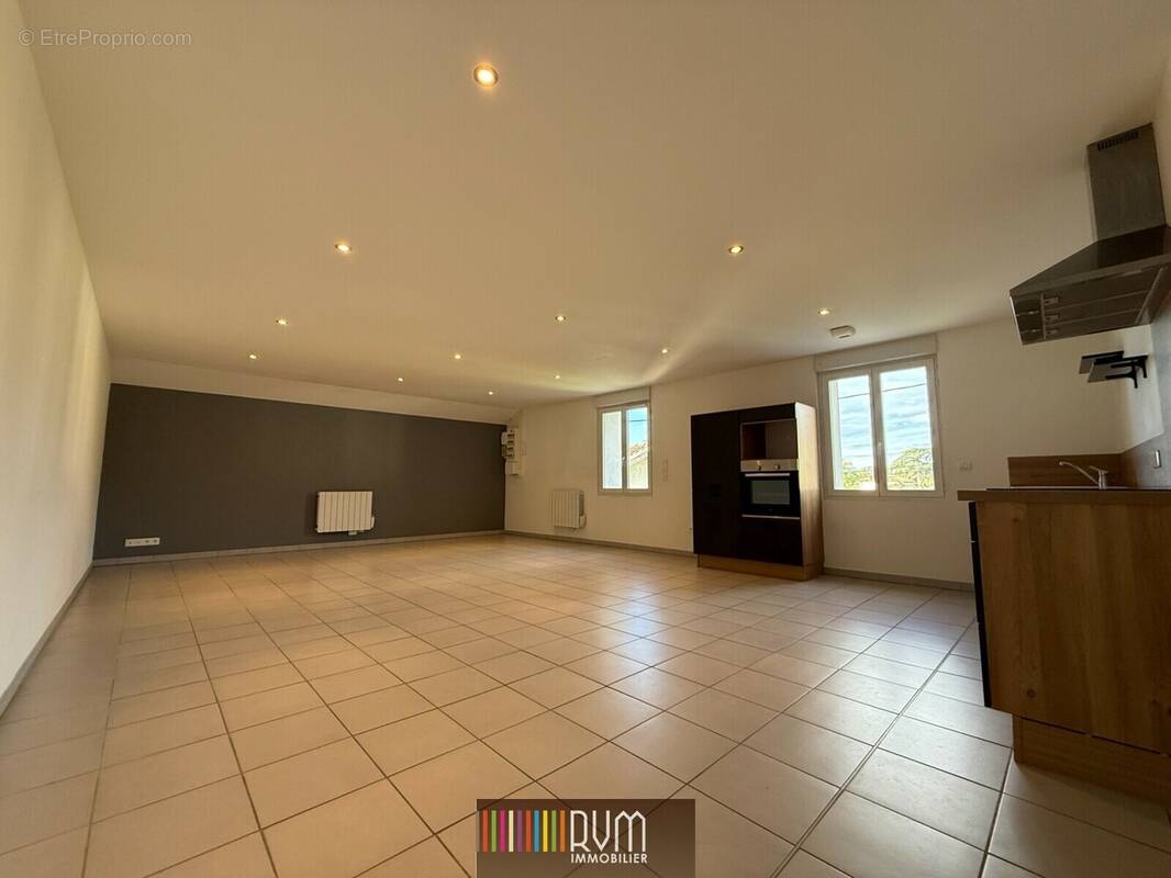 Pièce à vivre équipée d&#039;une cuisine aménagée - Appartement à PONT-D&#039;AIN