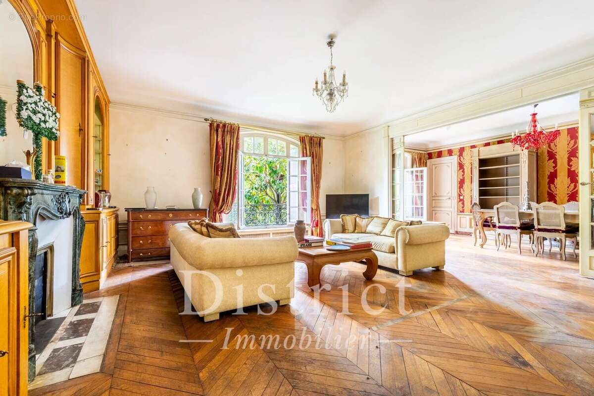 Appartement à PARIS-16E