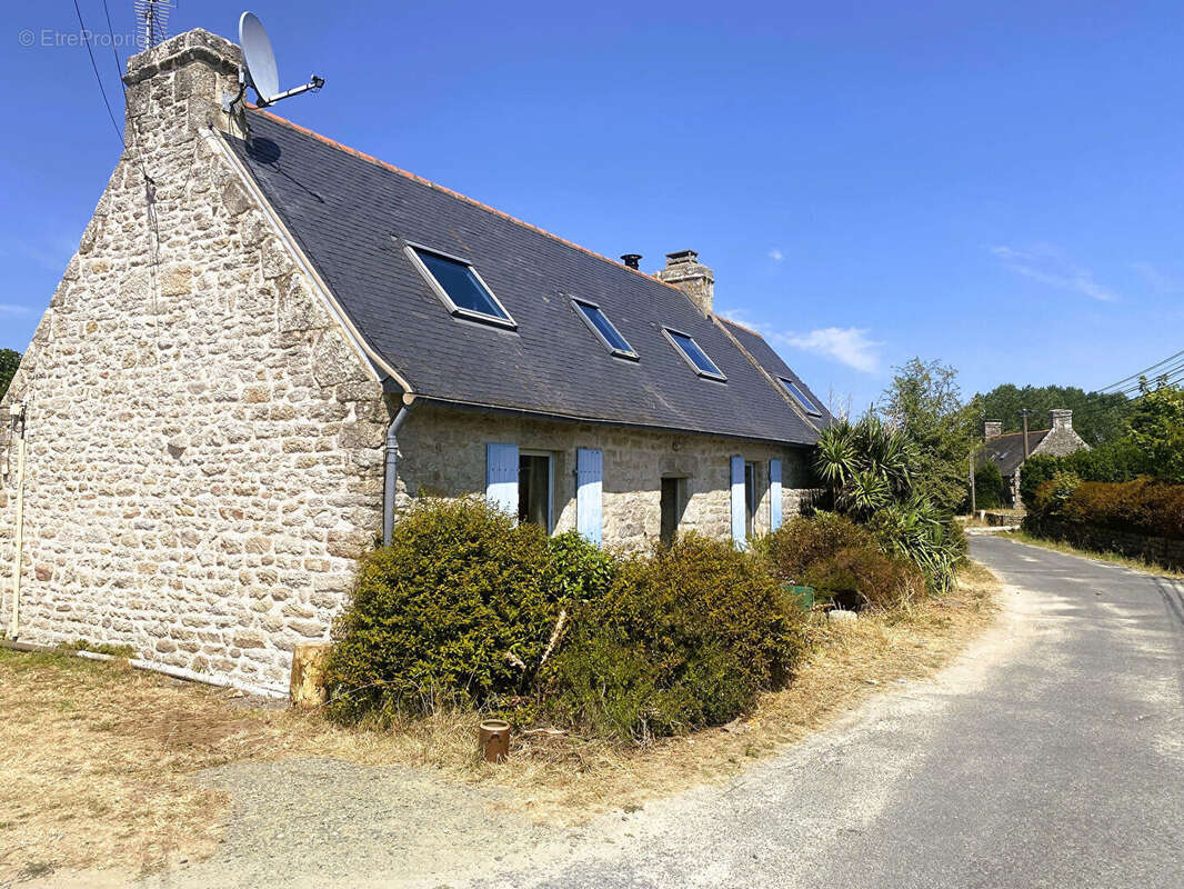 LOCTUDY. Maison de pays en pierre, à quelques minutes du littoral. - photo 3