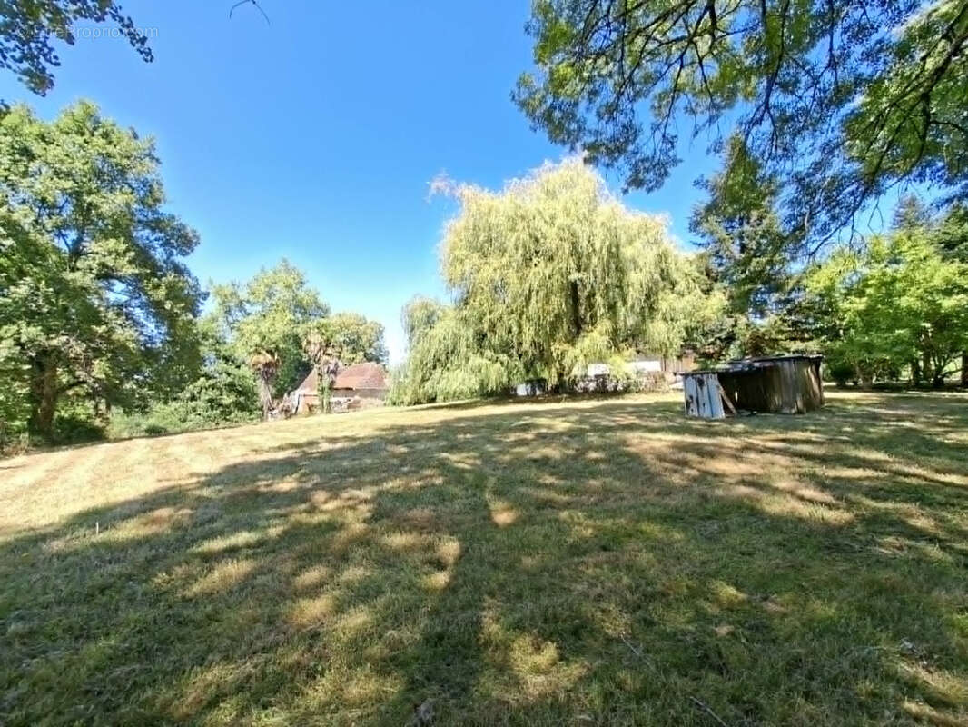 Corps de ferme des années 70 avec dépendances et 5 Hectares de terres et bois d'un seul tenant. - photo 7
