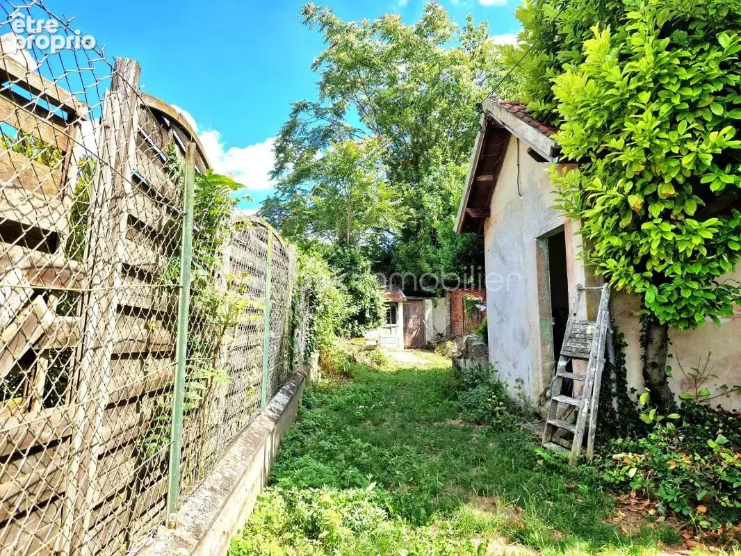 Maison ancienne avec jardin, terrasse et grand garage ! - photo 17
