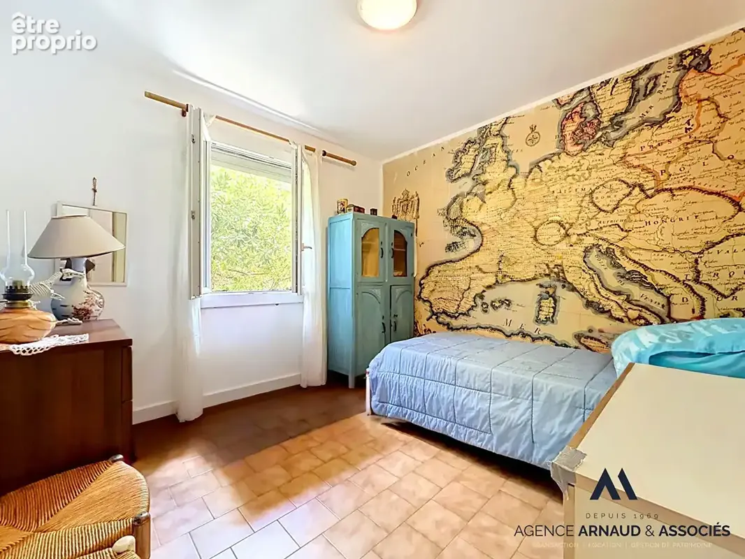 Maison de plain-pied avec piscine, grand jardin arboré et beau potentiel - photo 7