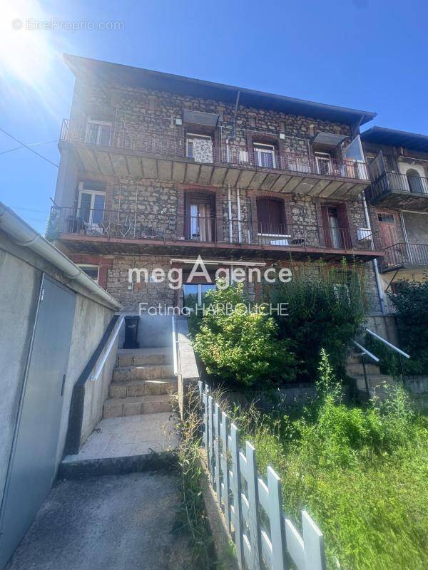 Appartement à LE CHAMBON-FEUGEROLLES