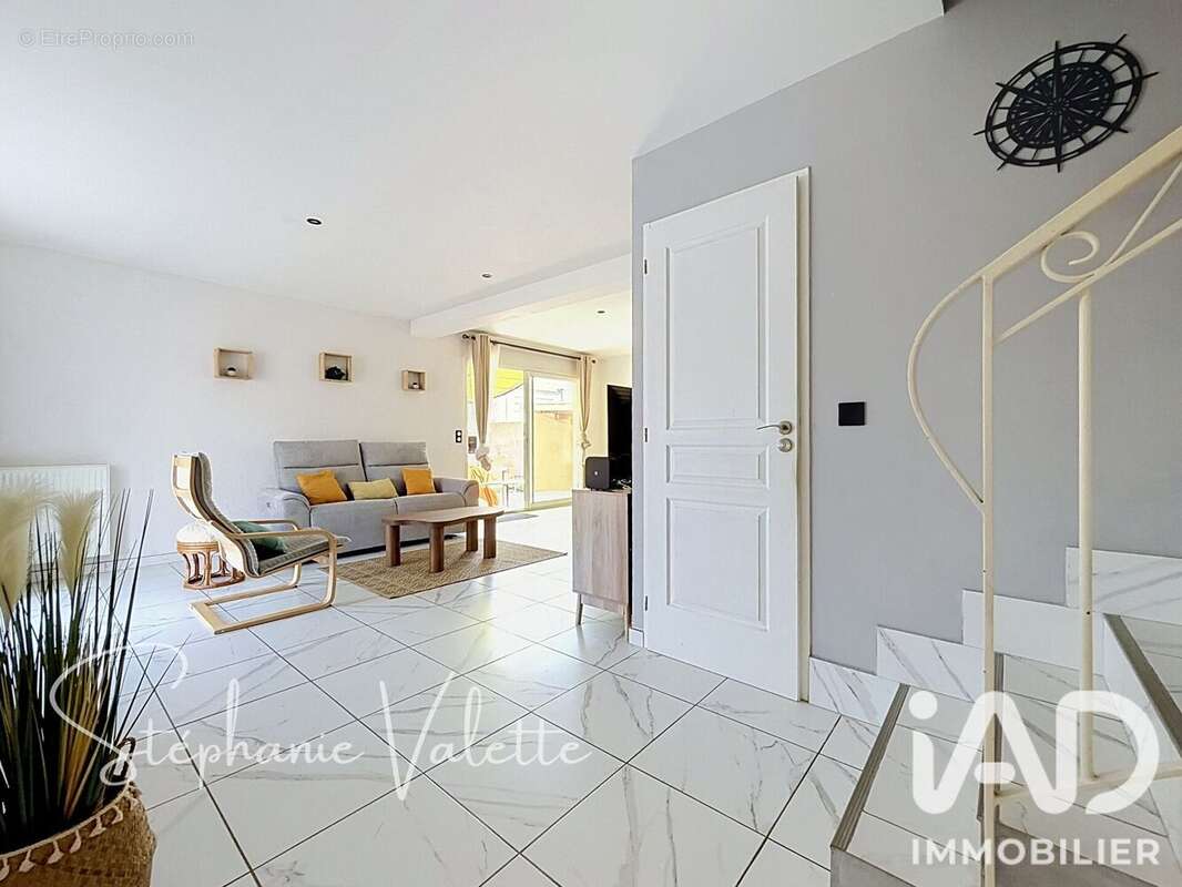 Maison 121 m² à Mours-Saint-Eusebe  - photo 2