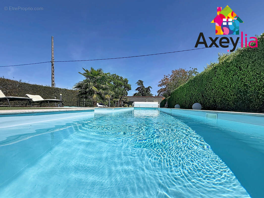 A vendre - riorges - propriété avec grande maison d'habitation, appartement indépendant, terrain et piscine - photo 21