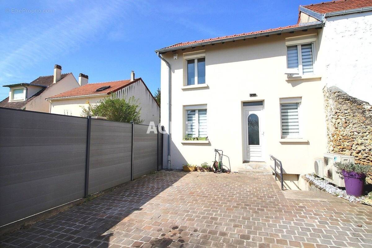 Maison à CHANTELOUP-LES-VIGNES