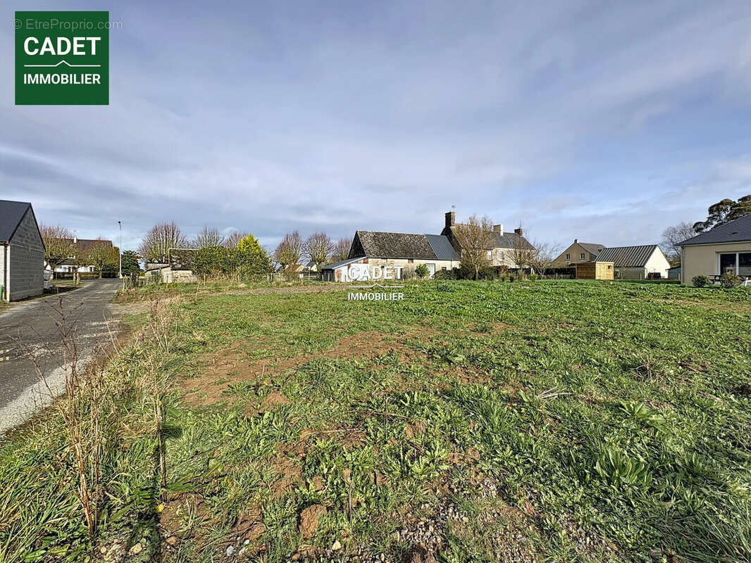 Terrain à LA HAYE-PESNEL