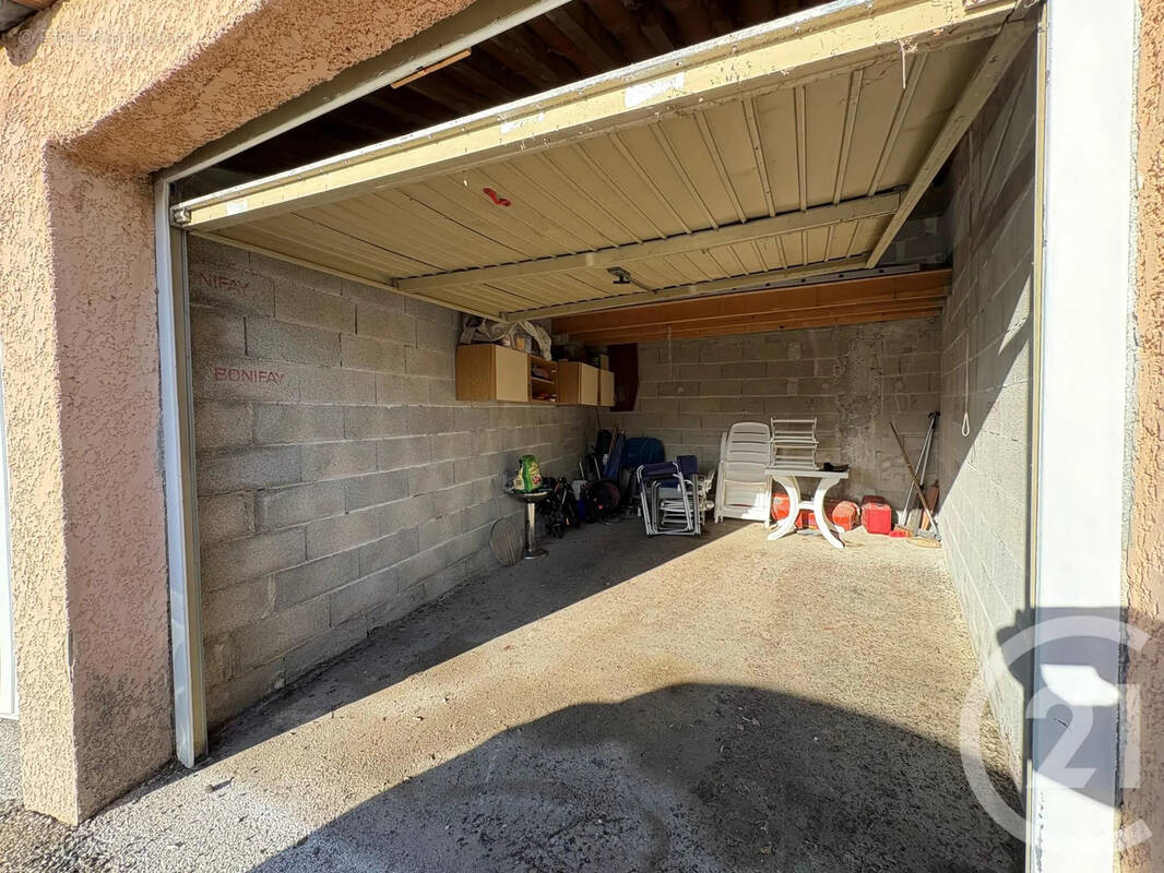 Parking à BORMES-LES-MIMOSAS