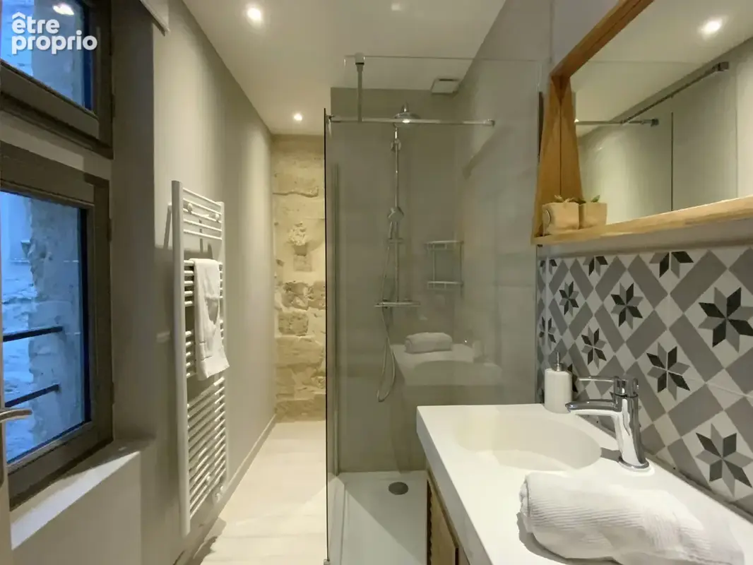 Maison en pierre rénovée avec terrasses en plein coeur historique d'Uzès. - photo 8