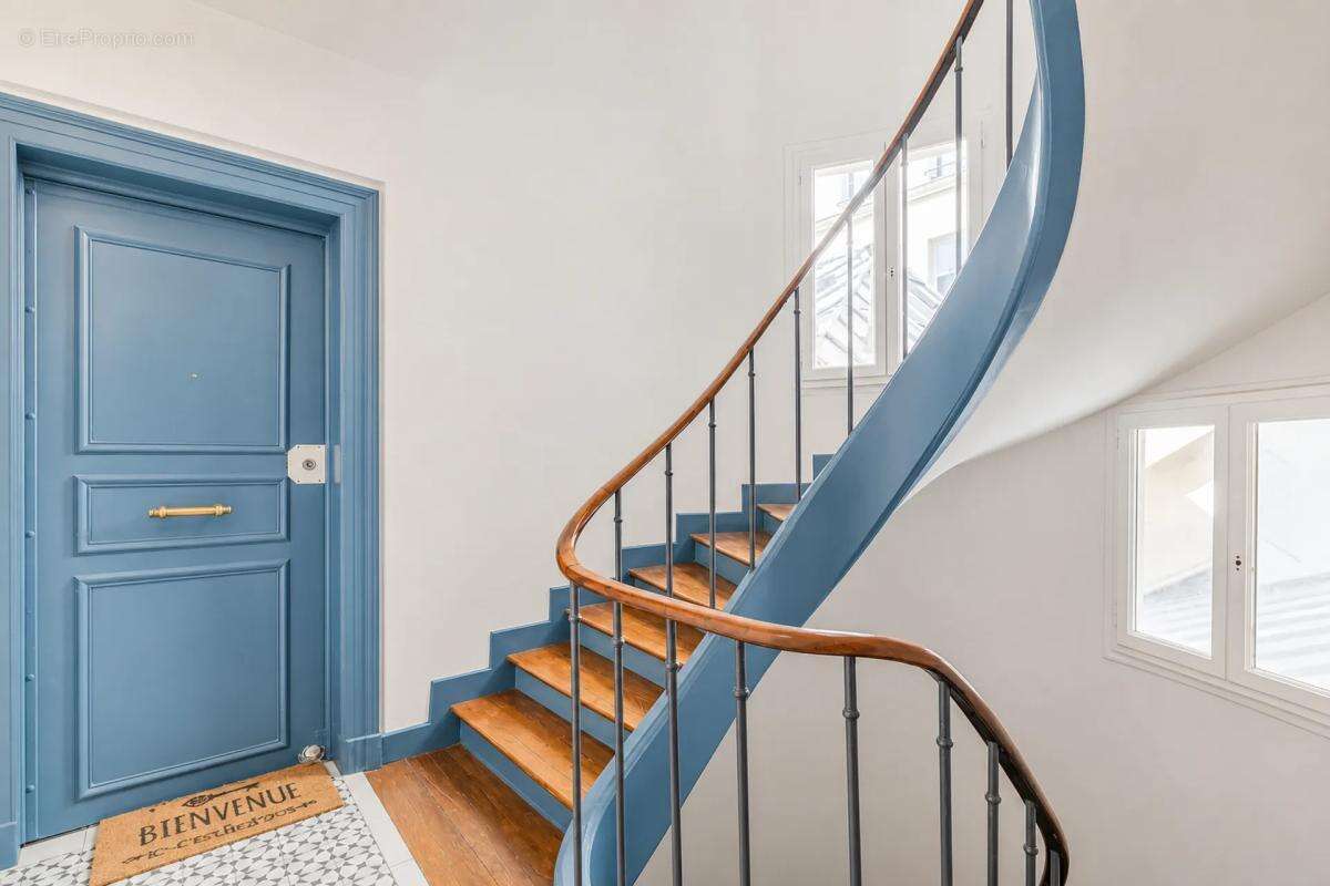 Studette rénovée de 12m² à Paris 3ème - photo 3