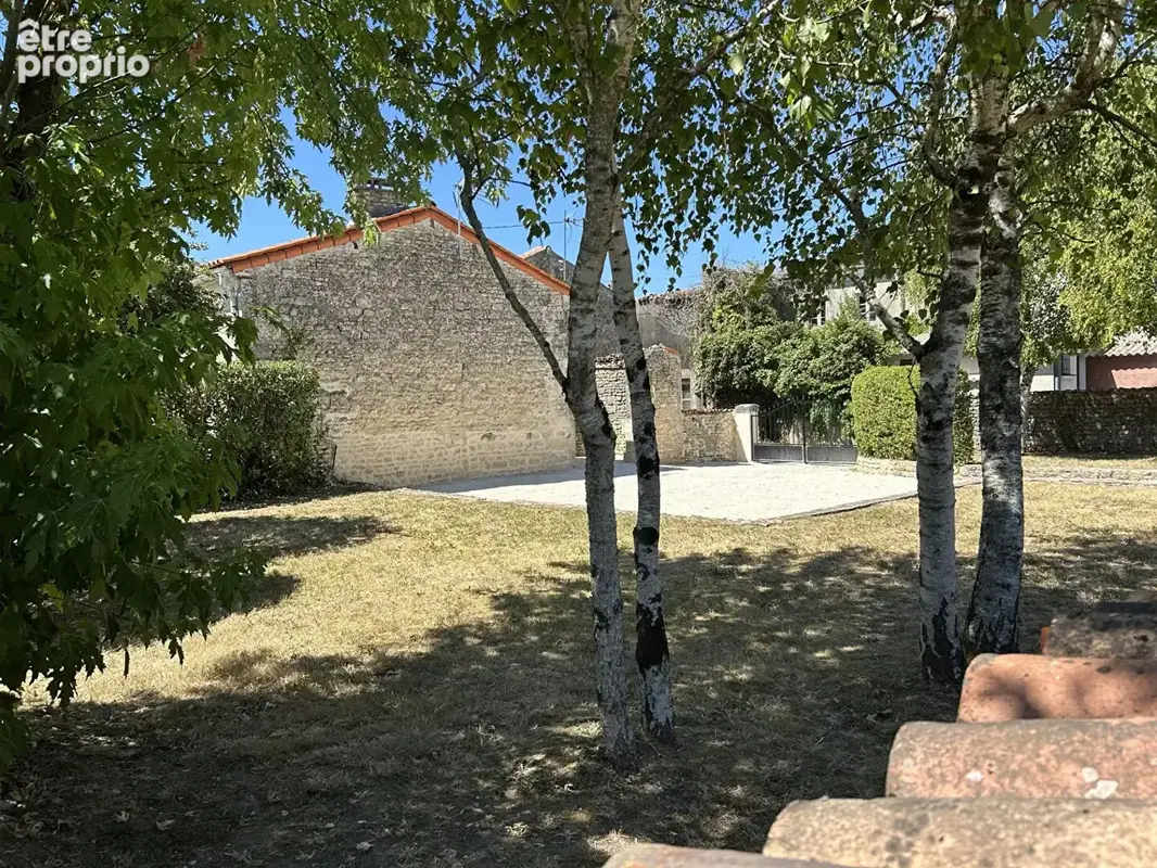 Grande maison de caractère au coeur de Néré avec jardin et dépendance - photo 8