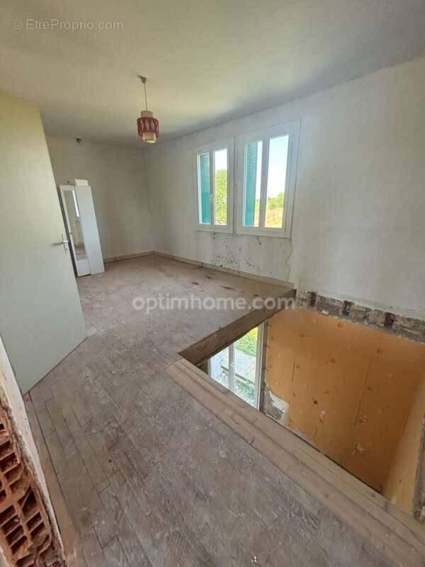 Maison 8 pièces à rénover de 200 m² avec permis accepté pour création de 2 logements – Moulidars (16290) - photo 8
