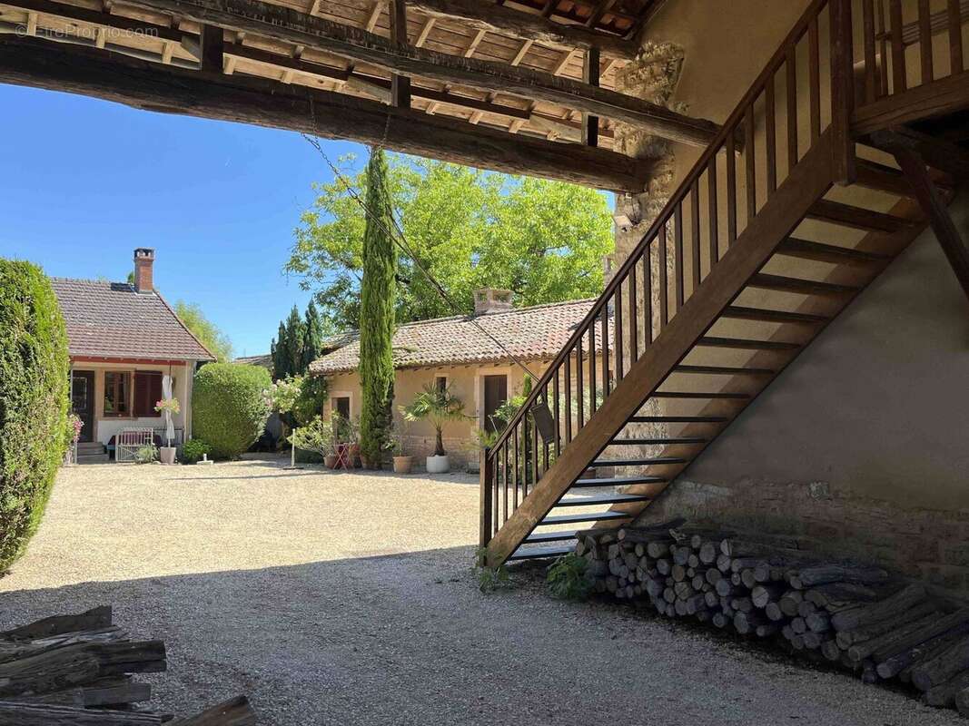 Maison 300 m² à La Genete  - photo 7