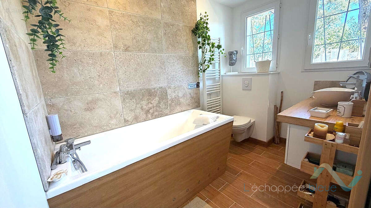 Vente maison T5 avec piscine sur un terrain d'environ 509m2 à Cogolin - photo 8
