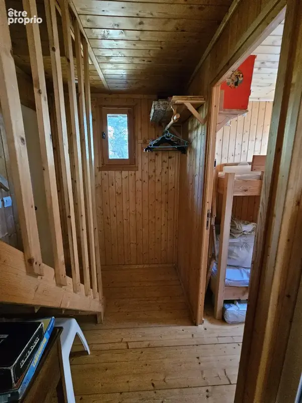 Hall accès étage et coin montagne