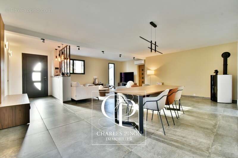 Maison à SAINT-CANNAT