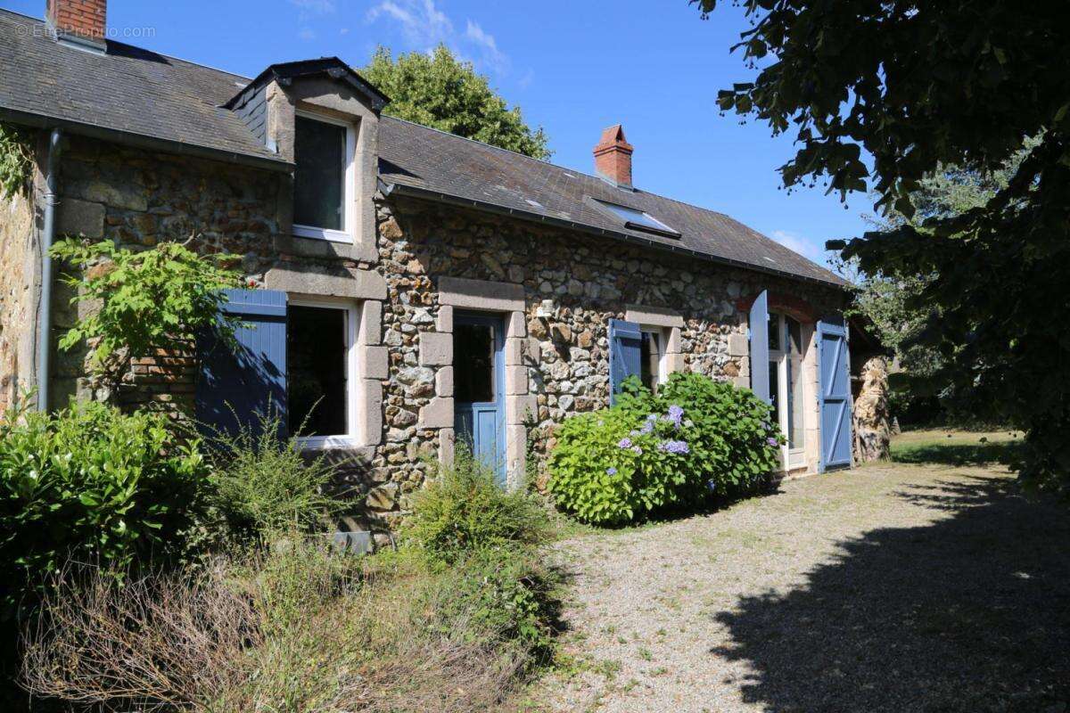 Maison à LAROCHEMILLAY