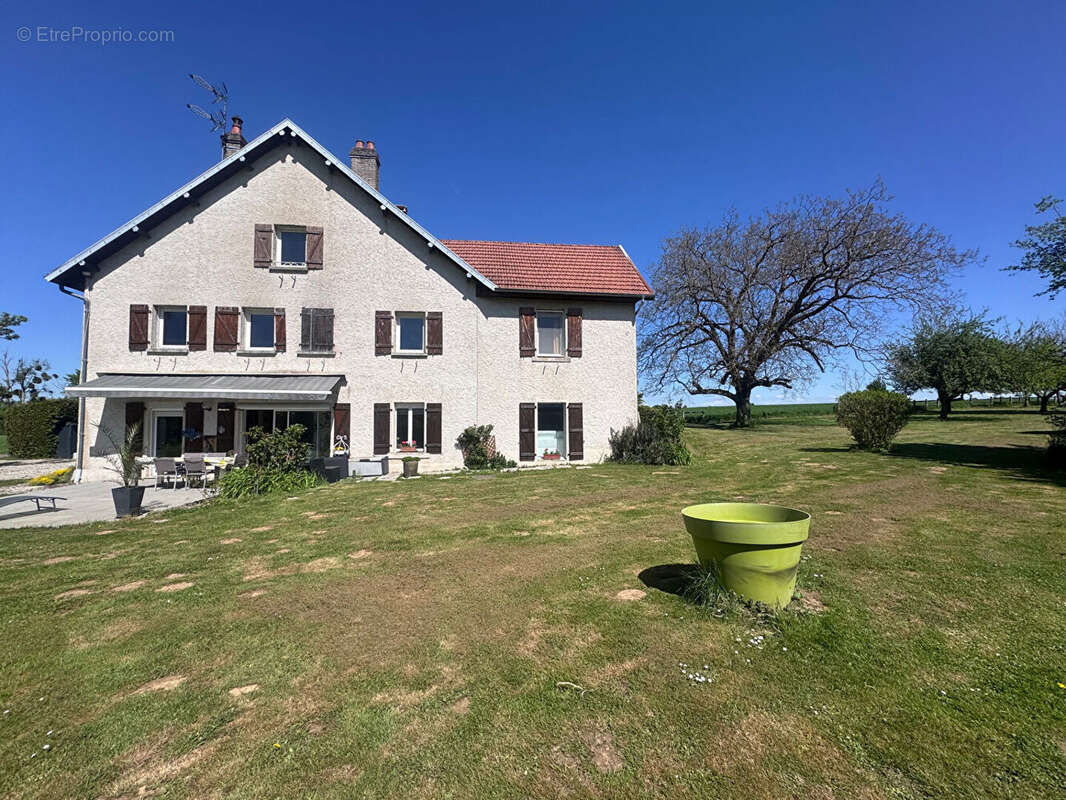 Maison d'exception à vendre à Moncey - 8 pièces, 220 m² sur 6821 m² de terrain - photo 2