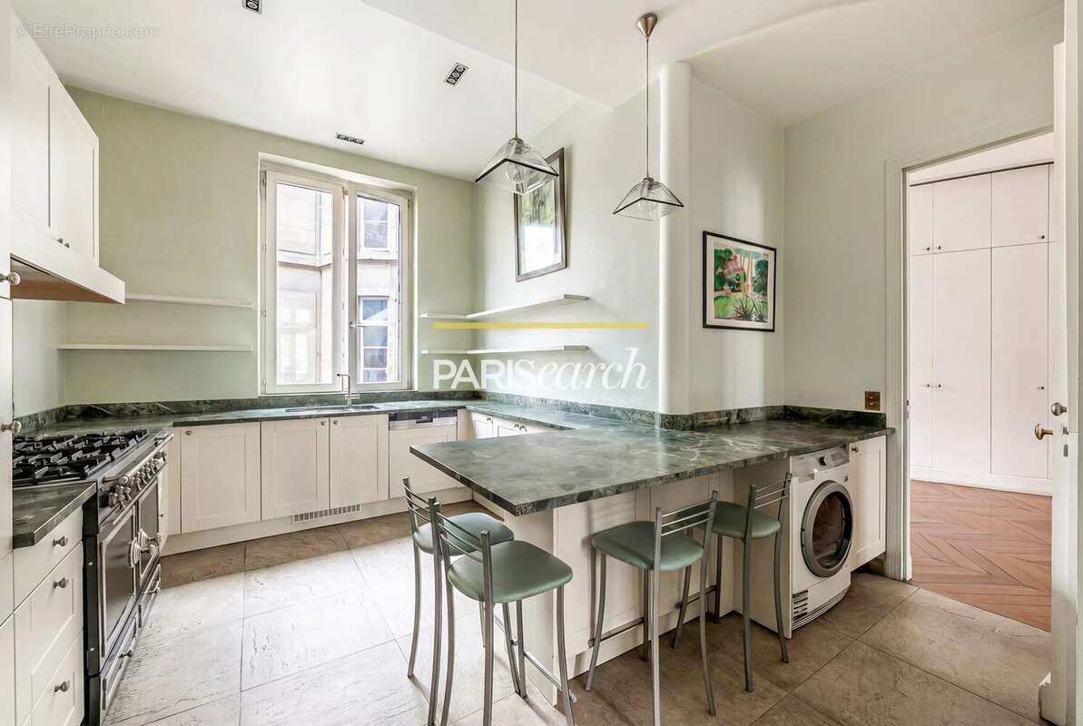 Appartement à PARIS-8E