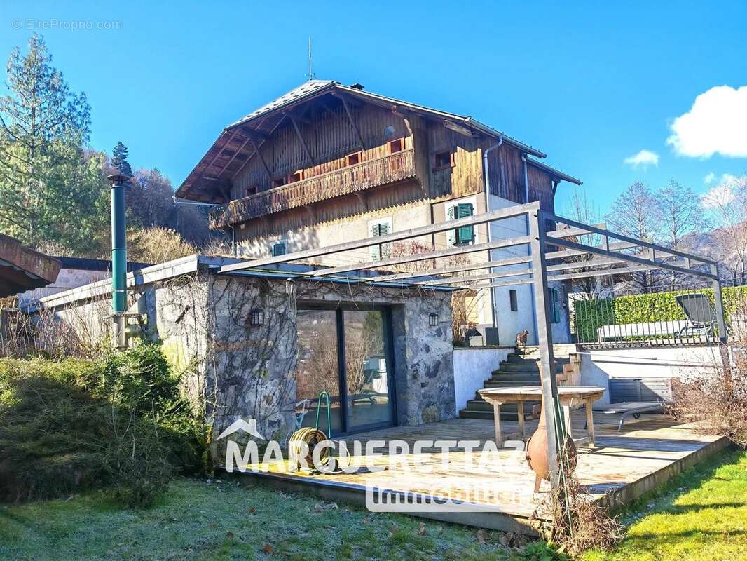 Maison à LA RIVIERE-ENVERSE