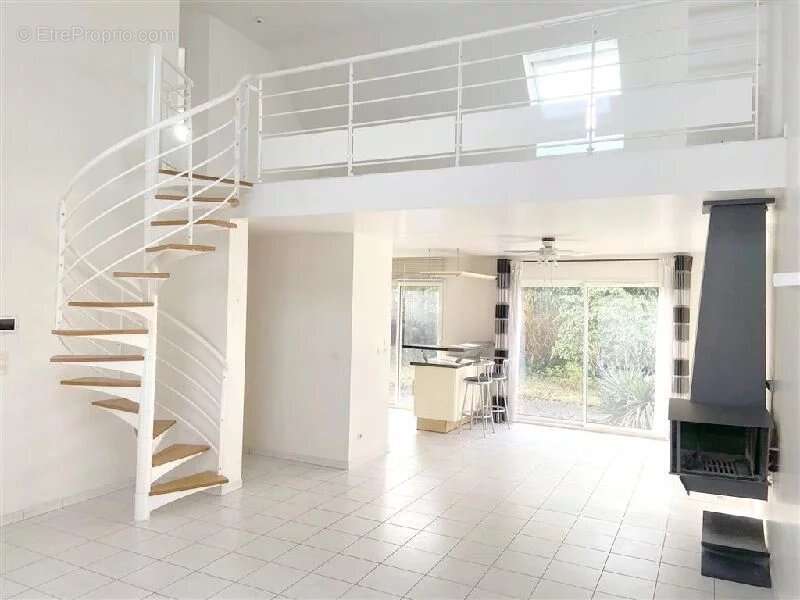 Maison à SAINTE-GENEVIEVE-DES-BOIS