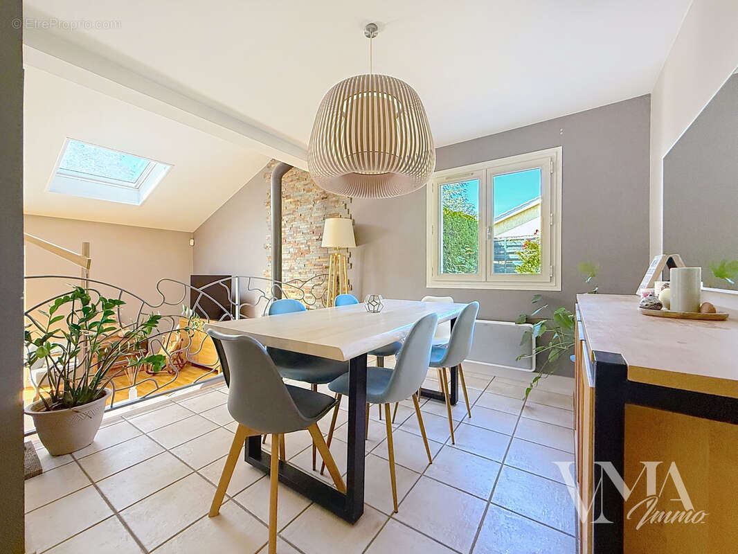 LA TOUR-DE-SALVAGNY   Maison familiale 7 pièces avec piscine 650 000 €  146 m2 Carrez  Terrain 631 m2 - photo 6