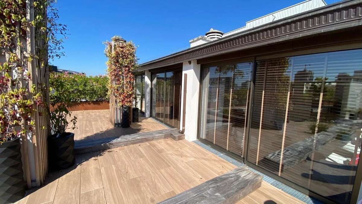 Appartement à PARIS-16E