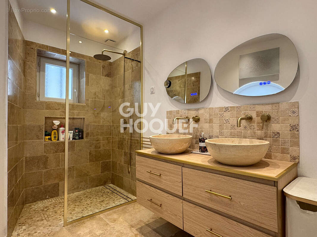 Appartement à SENAS