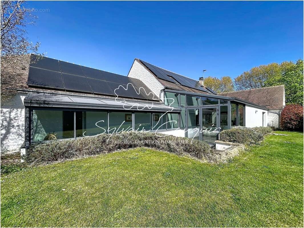 Propriété à vendre proche de CHATEAUNEUF SUR LOIRE  - 1 hectare - Fermette de caractère de 394m2 - Piscines chauffée - Cours de  - photo 2