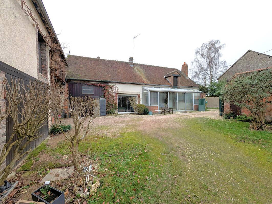 Maison à AILLANT-SUR-THOLON