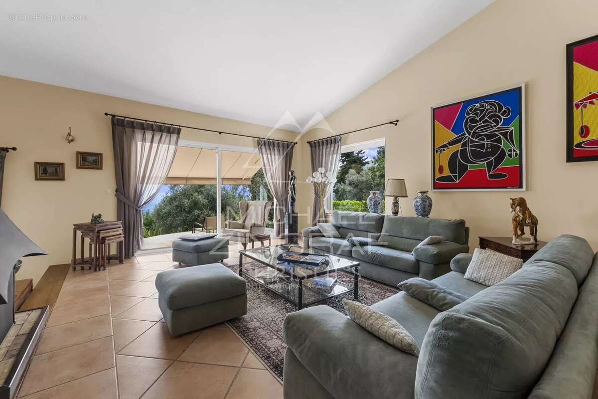 Maison à CHATEAUNEUF-GRASSE