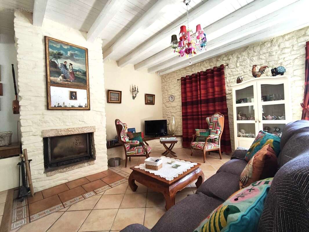 Maison 173 m² à Chasseneuil-Sur-Bonnieure  - photo 7