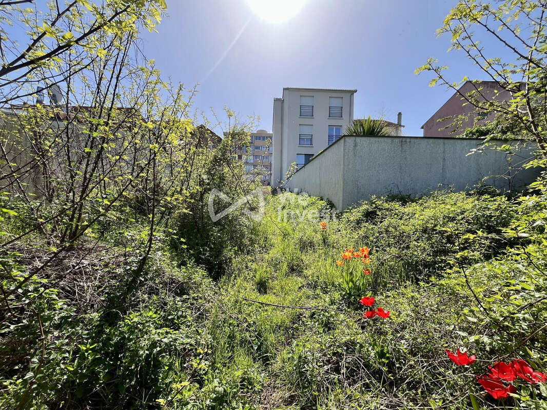 Terrain 900 m² à Nanterre  - photo 2