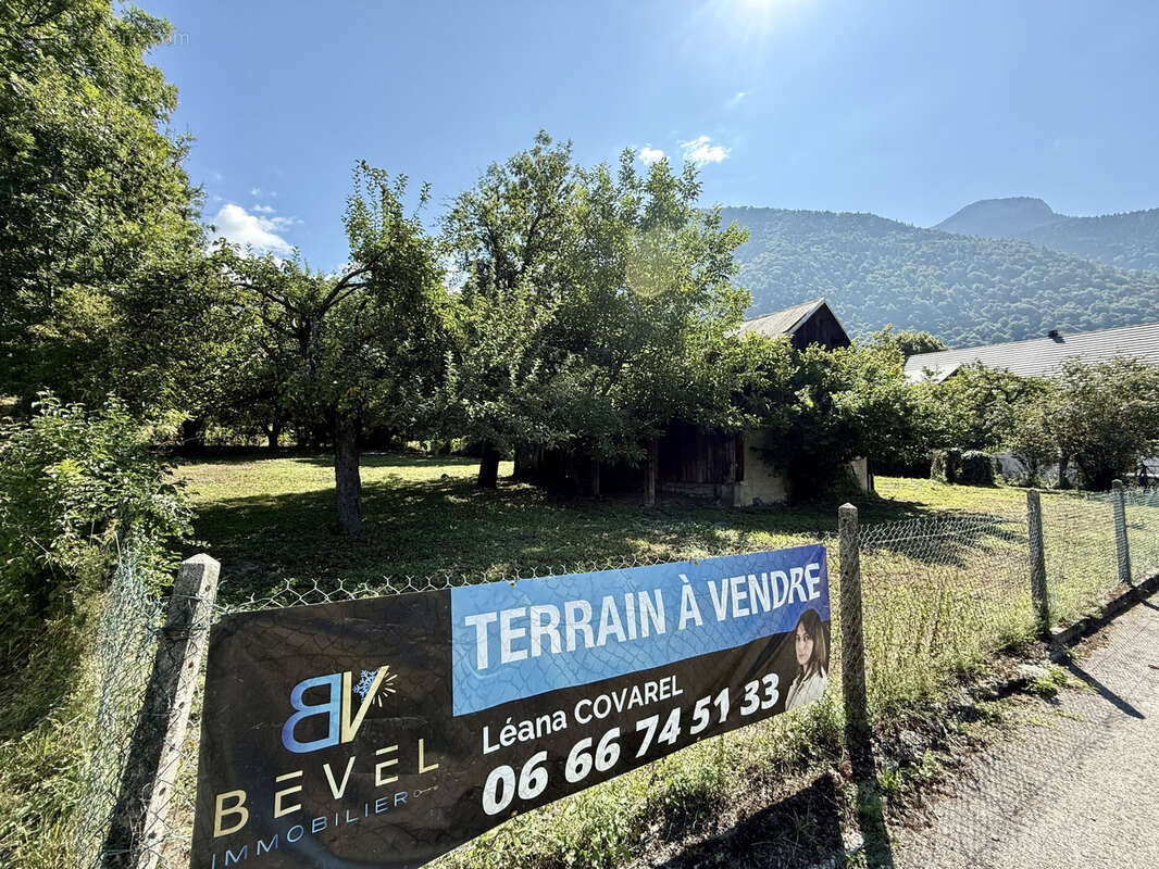 (73) Saint Avre - Terrain constructible et viabilisé - 1147m2 + 408m2 de jardin - photo 15