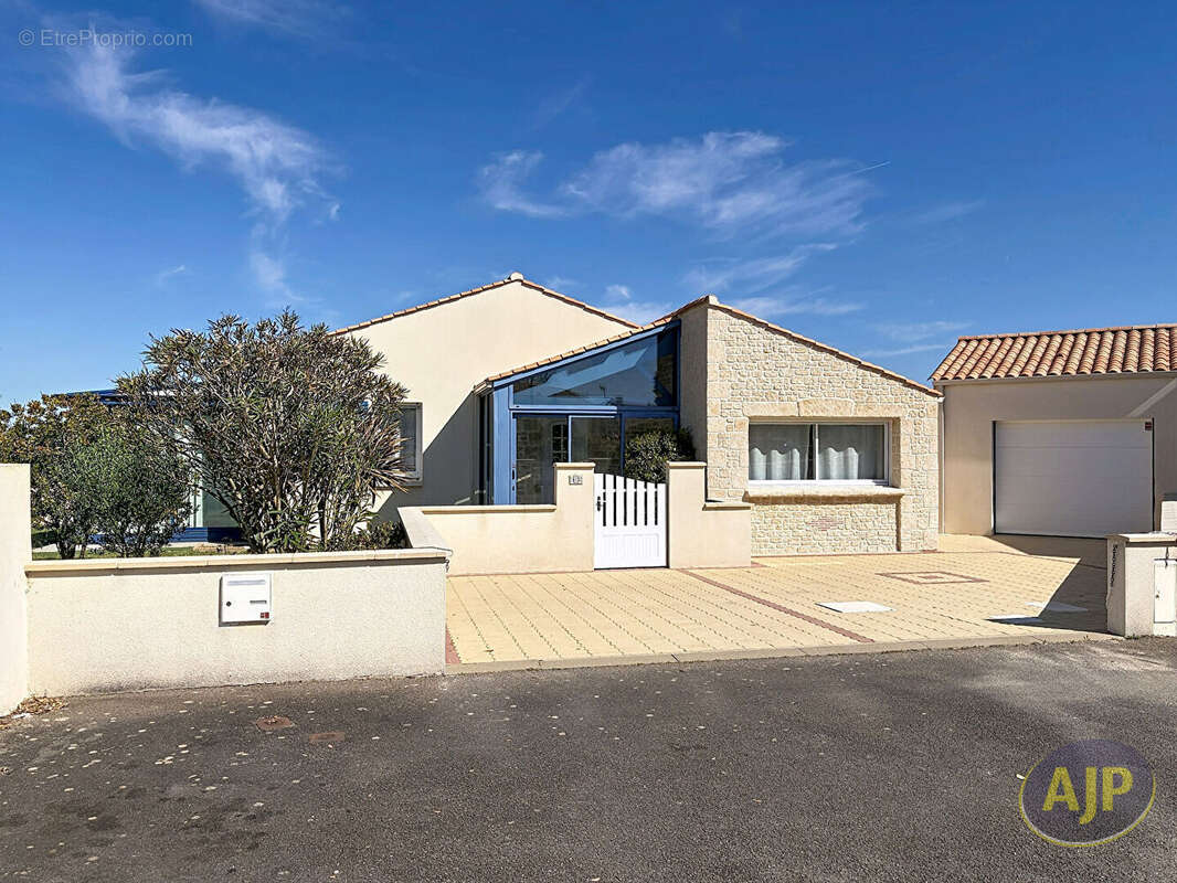 Maison Longeville Sur Mer , 3 chambres, 99 m2 environ, garage piscine proche mer. - photo 2
