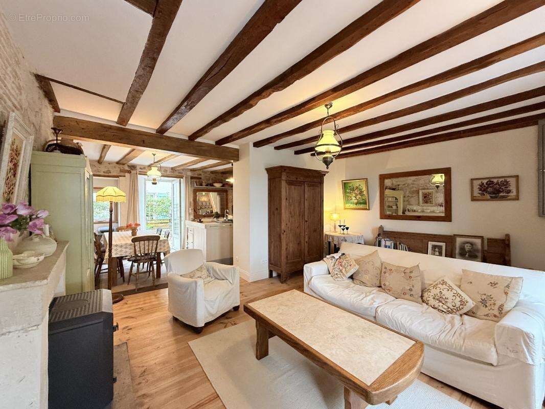 Maison à VILLEBOIS-LAVALETTE